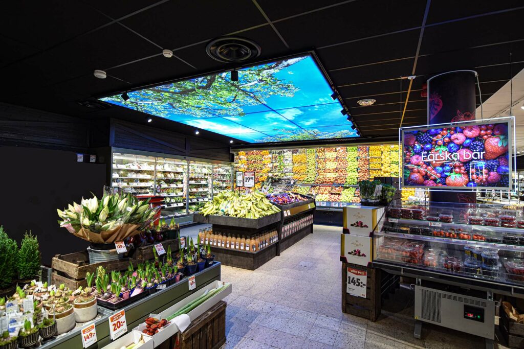 Butiksställ för frukt och grönsaker med display i taket